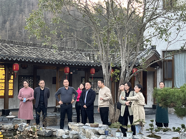 11月26日，县人大郑向阳主任带队考察黟县泊心云宿建成运营情况，洪董，方总，叶总陪同调研。.jpg