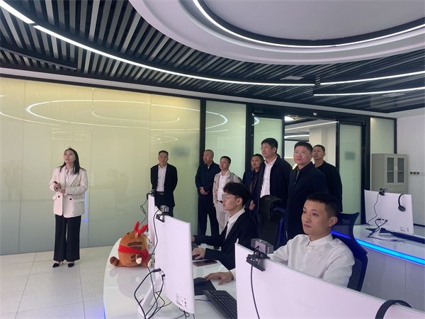 1684223107658518.jpg 4月25日,县委常委、副县长詹凯带队赴湖南参观吉首智慧停车指挥中心,潘总、方总陪同调研。.jpg